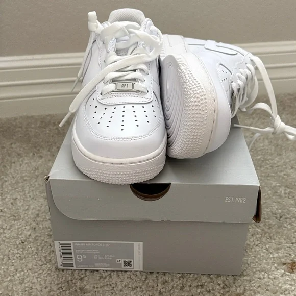 Brand New Stylish White Nike Sneakers- Women's - Picture 3 of 7